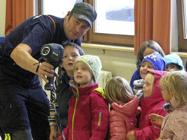 Was zeigt die Wrmebildkamera? Auch das konnten die Kindergartenkinder erleben.  | Foto: Ulrike Spiegelhalter