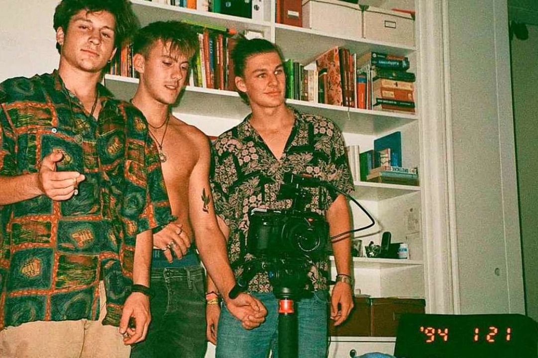 Von rechts nach links: Joshua, Niklas und Pascal zu Hause beim Videodreh  | Foto: Privat