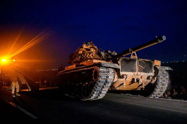 Trkische Panzer hatten sich bereits i...Grenze zu Syrien in Stellung gebracht.  | Foto: BULENT KILIC (AFP)
