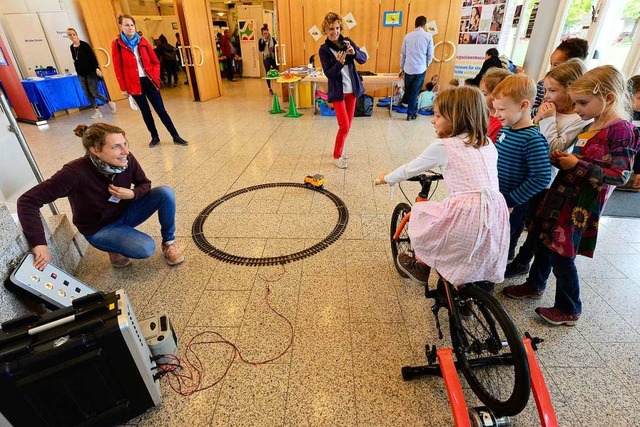 Strampeln und einen Zug antreiben: Kinder lernen, wie man Strom erzeugen kann.  | Foto: Ingo Schneider