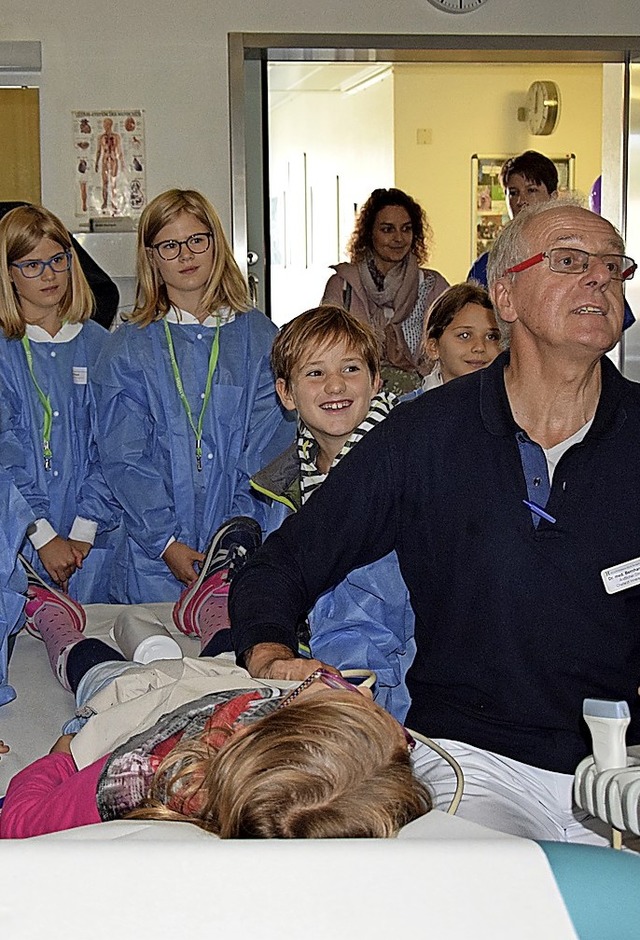 Chefarzt Dr. Bernhard Walter erkundete...schlichen Krpers mittels Ultraschall.  | Foto: Helios Rosmann Klinik Breisach