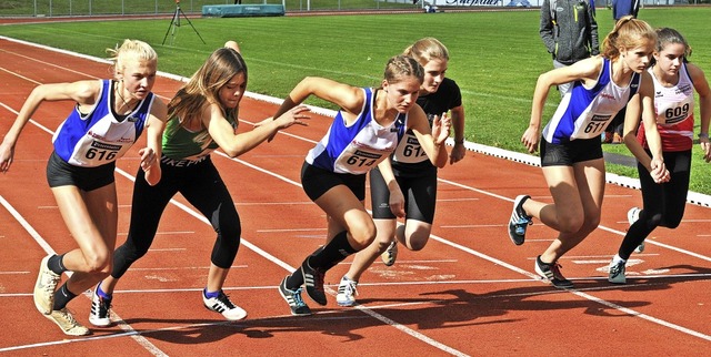 Start in das 800-Meter-Rennen der Alte...dterin Alina Herr (Zweite von links).  | Foto: Ottmar Heiler