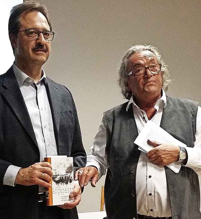 Brgermeister Martin Bhler (links) bedankt sich bei Autor Hansjrg Noe.  | Foto: Petra Lange