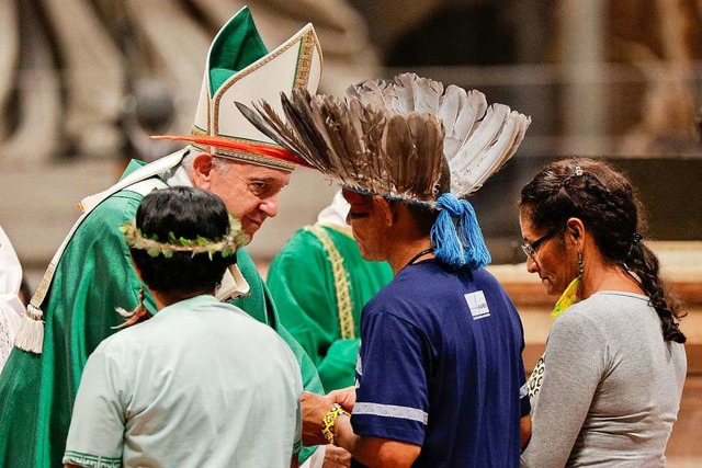 Mitglieder eines indigenen Volkes  tre... Amazonas-Synode auf Papst Franziskus.  | Foto: Andrew Medichini (dpa)