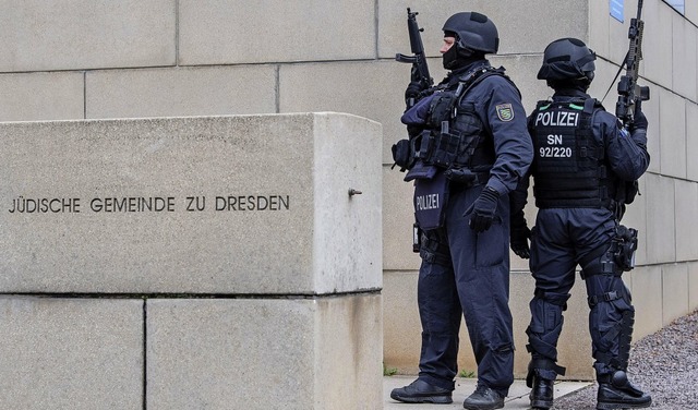 Nach dem Anschlag in Halle wurden die ...chrft &#8211; so wie hier in Dresden.  | Foto: Robert Michael (dpa)