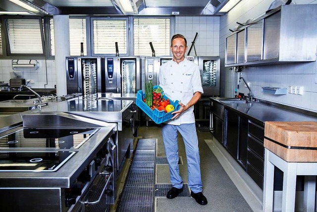 Sacha Dohm an seinem Arbeitsplatz &#82...ie Hungrigen, fr die er kochen muss.   | Foto: Joss Andres