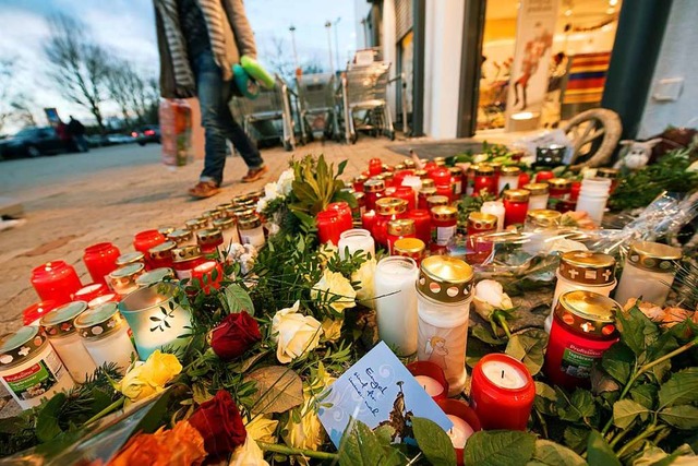 Blumen und Kerzen in Kandel. (Archivbild)  | Foto: Andreas Arnold (dpa)