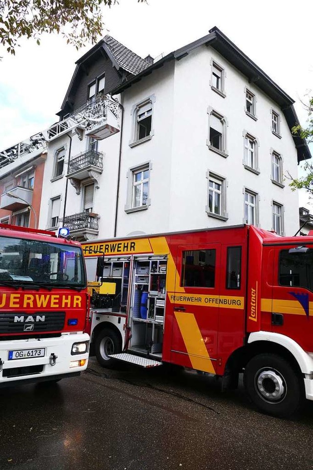 Auch von der Drehleiter aus hat die Feuerwehr den Wohnungsbrand bekmpft.  | Foto: Ralf Burgmaier