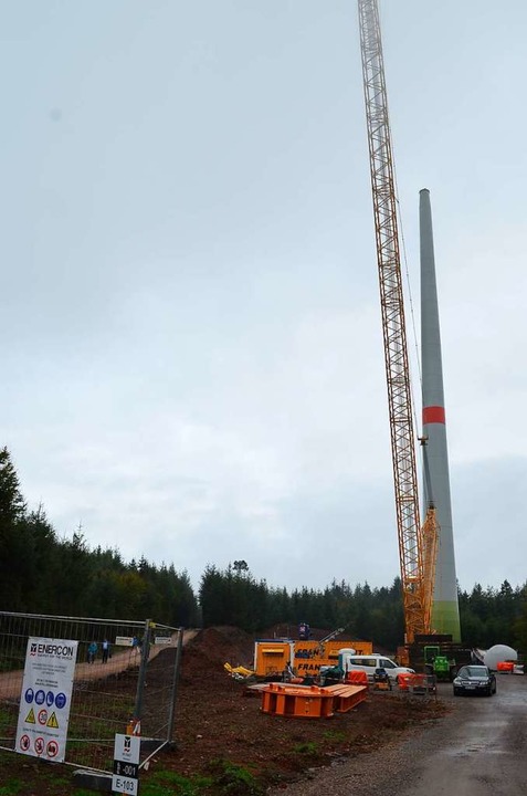 Baustelle und Turm der WEA 1 am Rotzel neben dem vorbeifhrenden Wanderweg  | Foto: Nikolaus Bayer