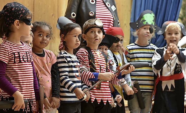 Alle klar zum Entern! Die Kinder des b...des Tages in Piratenkostmen gekommen.  | Foto: Benedikt Sommer