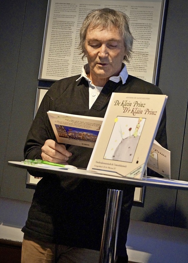 Wendelinus Wurth liest seine niederalemannische Version.   | Foto: Christine Storck-Haupt