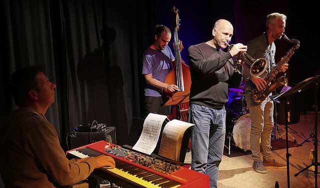 Dieter Grohmann (Flgelhorn) mit den neuen Mitmusikern   | Foto: Tilmann Krieg