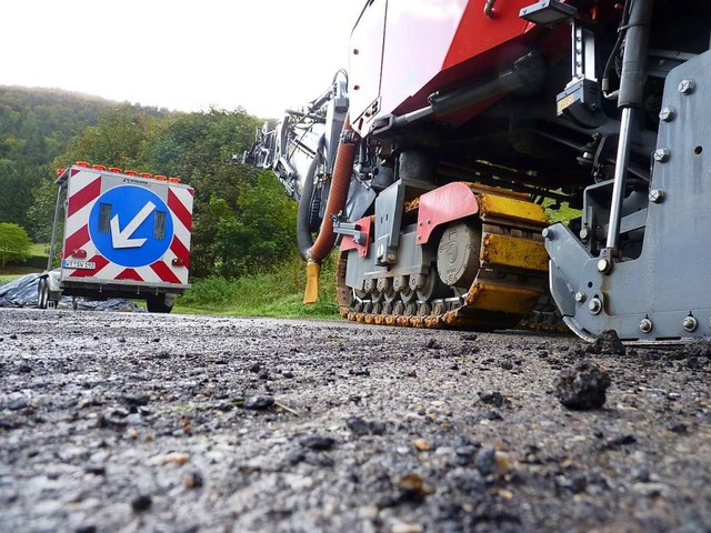 Zum Asphaltieren war es am Dienstag zu nass.  | Foto: Sattelberger