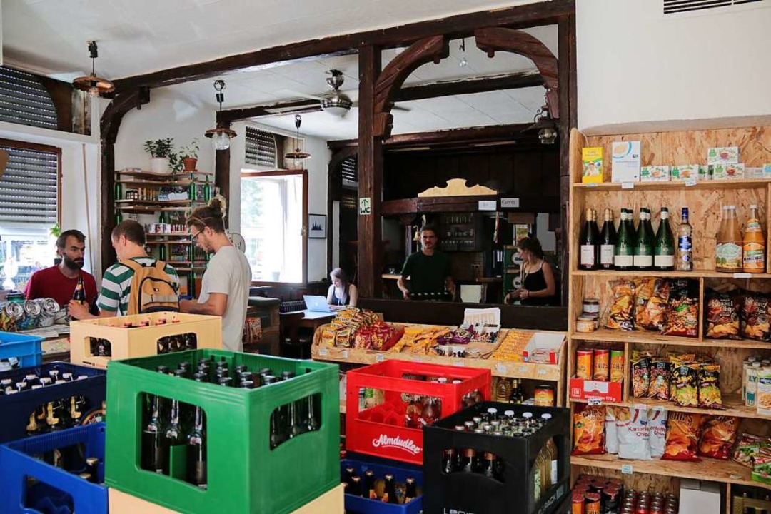 Bier, Saft und Chips &#8211; im Bis Sp...ni Dinge des tglichen Bedarfs kaufen.  | Foto: Gina Kutkat