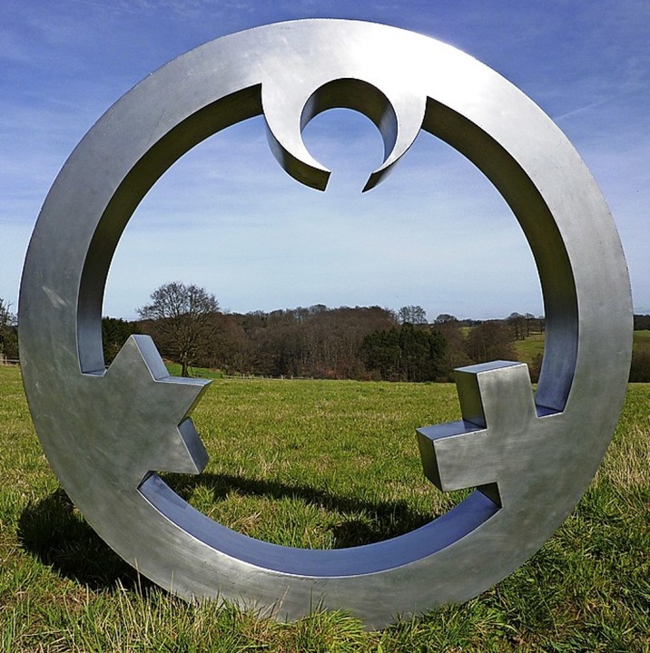 Die Skulptur zeigt die Symbole der Religionsgemeinschaften.  | Foto: Atelier Carmen Dietrich/ Gregor Merten