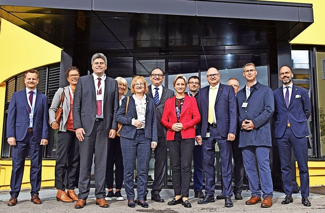 Wirtschaftsministerin Nicole Hoffmeist...r Joachim Burger (Zweiter von rechts).  | Foto: Privat/Mahler