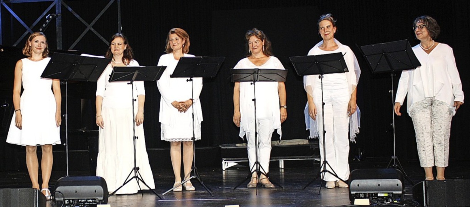 Das Ensemble Vocalisa Variable (Marlen...e Kniesel) nimmt den Applaus entgegen.  | Foto: Hildegard Karig