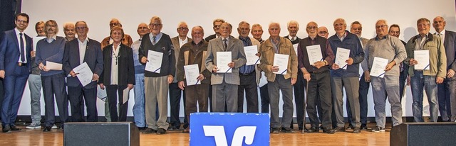 Peter Rottenecker (links) und Reiner R...r (rechts) gratulierten den Geehrten.   | Foto: Olaf Michel