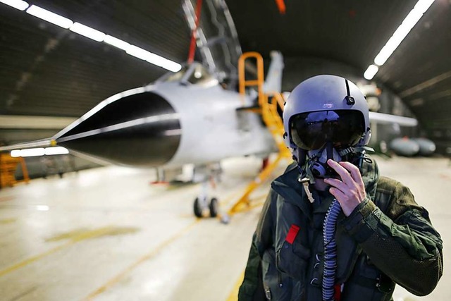Ein Waffensystemoffizier  steht   vor ...gsflugzeug. Axel Heimken (dpa)&#65279;  | Foto: Axel Heimken (dpa)