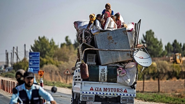 Zivilisten fliehen vor den trkischen Bomben in Nordsyrien.  | Foto: DELIL SOULEIMAN (AFP)