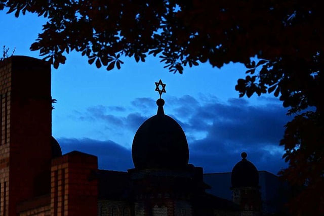 Die Kuppel der Synagoge in Halle vor dem Abendhimmel.  | Foto: Soeren Stache (dpa)