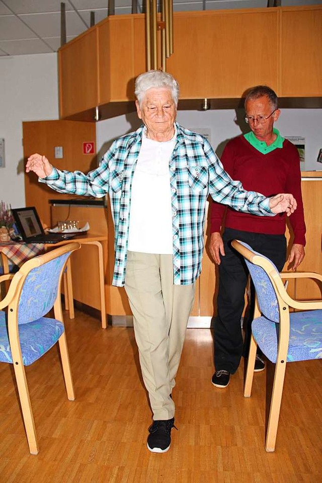 Klaus Opitz zeigt den Senioren einfach...rze, die diese motiviert nachmachten.  | Foto: Monika Weber