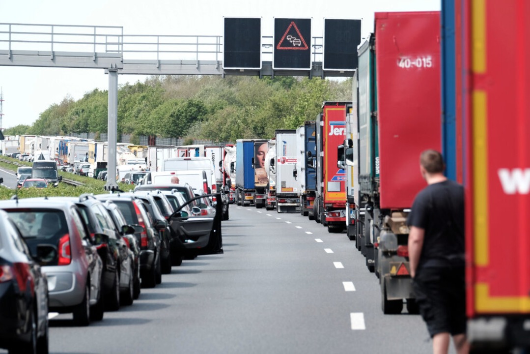 Autofahrer bildeten eine Rettungsgasse...at eine Anzeige erhalten. (Symbolbild)  | Foto: Peter Steffen