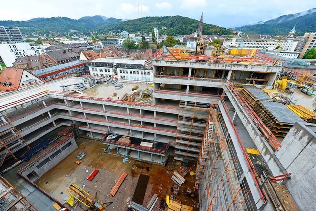 Ein Blick ins Innenleben der Grobaust...hbarte Schule und weit ber die Stadt.  | Foto: Ingo Schneider