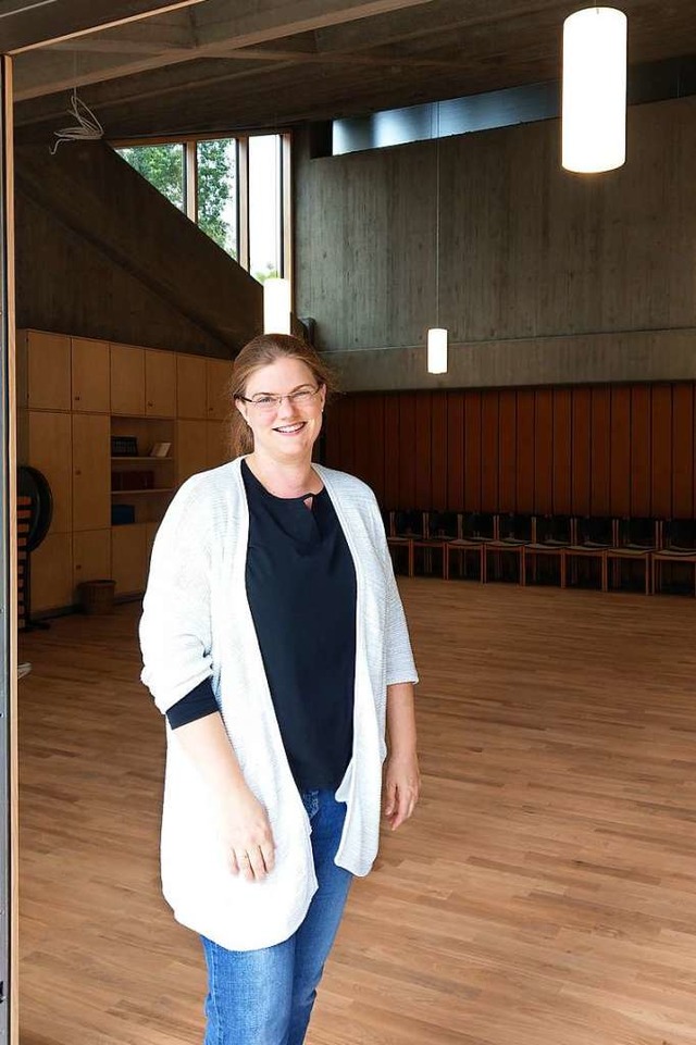 Pfarrerin Miriam Jakob freut sich ber den grozgigen  Gemeindesaal.  | Foto: Sarah Schdler