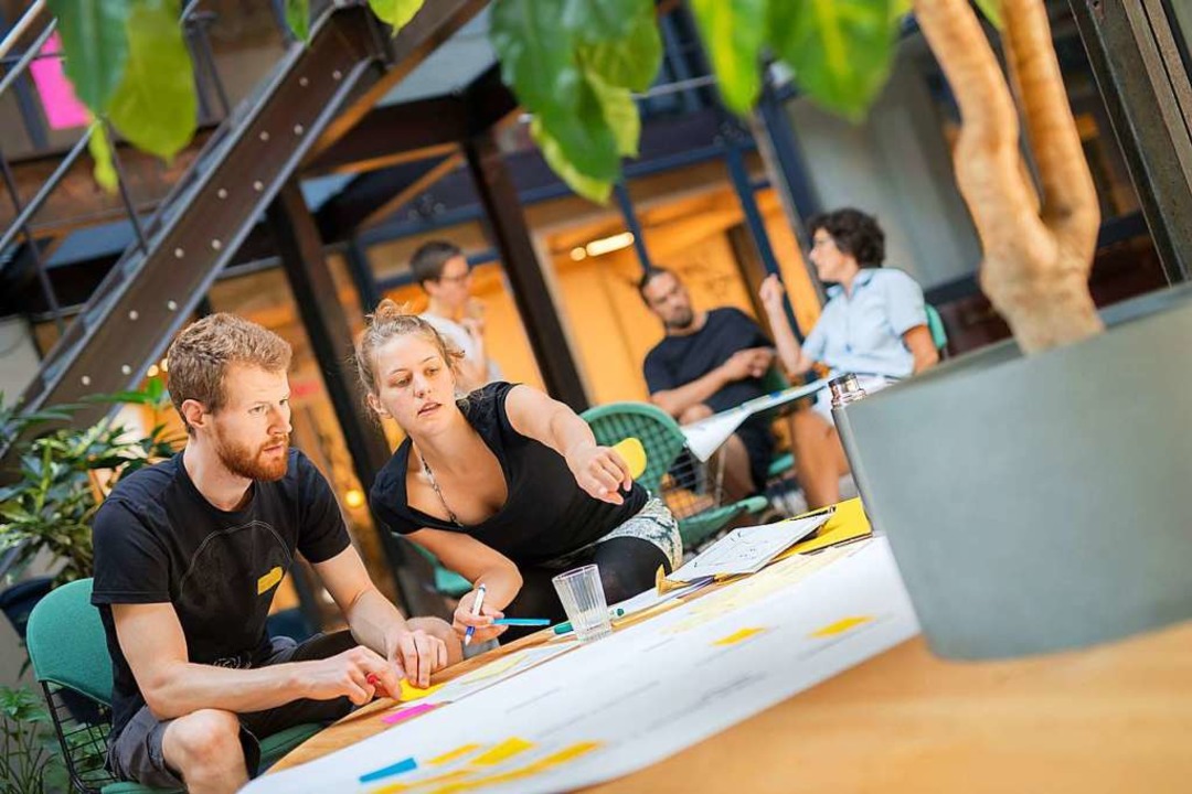 Kreative und Erfinder eines sozialen Projekts arbeiten einen Nachmittag zusammen  | Foto: Nils Theurer
