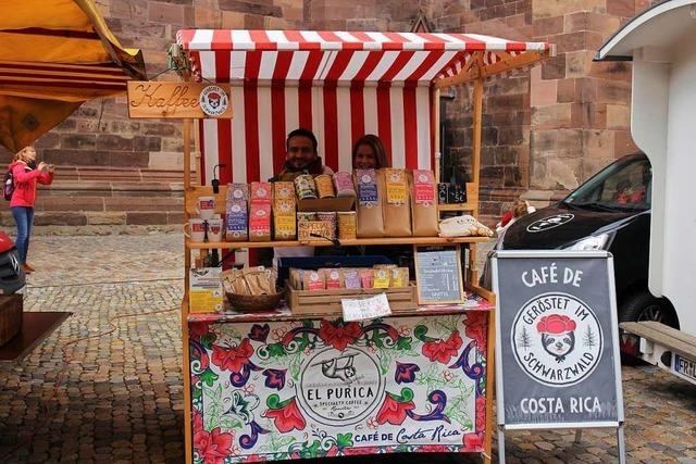 Ein deutsch-costa-ricanisches Ehepaar verkauft fairen Kaffee auf dem Mnstermarkt