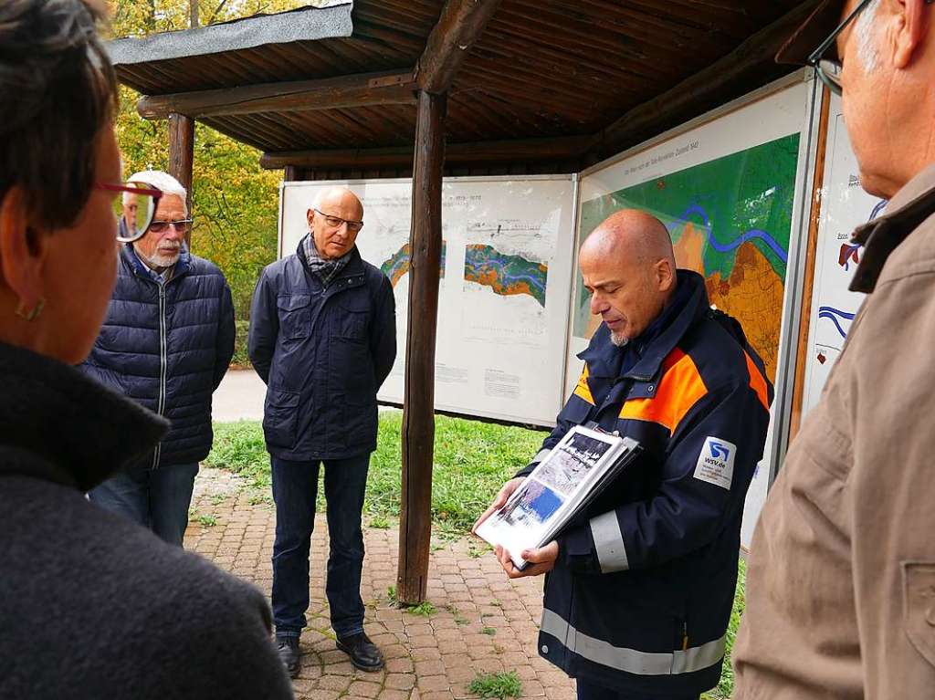 Karl-Peter Hahnel, Leiter des Auenbezirks Breisach des Wasserstraen- und Schifffahrtsamtes Freiburg (Zweiter von rechs), mit BZ-Card-Inhabern