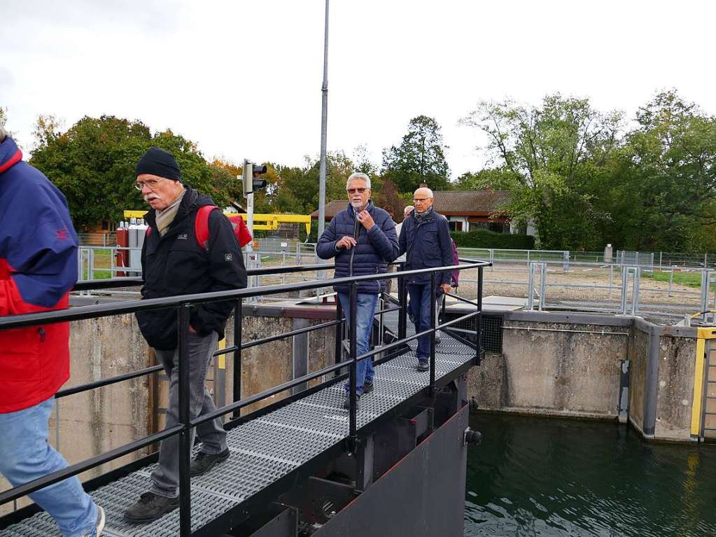 BZ-Card-Inhaber waren ganz nah dran an der Arbeit des Wasserstraen- und Schifffahrtsamtes in Breisach. Zu erleben gab es eine eine Bootsfahrt sowie Fhrungen auf dem Rheindamm, an der Schleuse und auf dem Betriebshof.