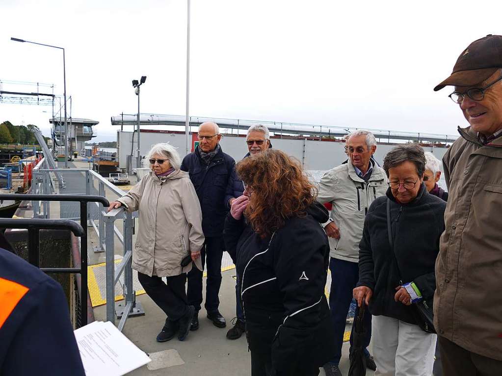 BZ-Card-Inhaber waren ganz nah dran an der Arbeit des Wasserstraen- und Schifffahrtsamtes in Breisach. Zu erleben gab es eine eine Bootsfahrt sowie Fhrungen auf dem Rheindamm, an der Schleuse und auf dem Betriebshof.