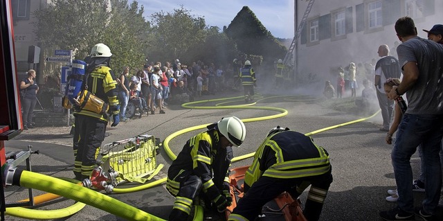 Die Feuerwehrleute aus Britzingen und ...ng am Britzinger Pfarrhaus ihr Knnen.  | Foto: Volker Mnch