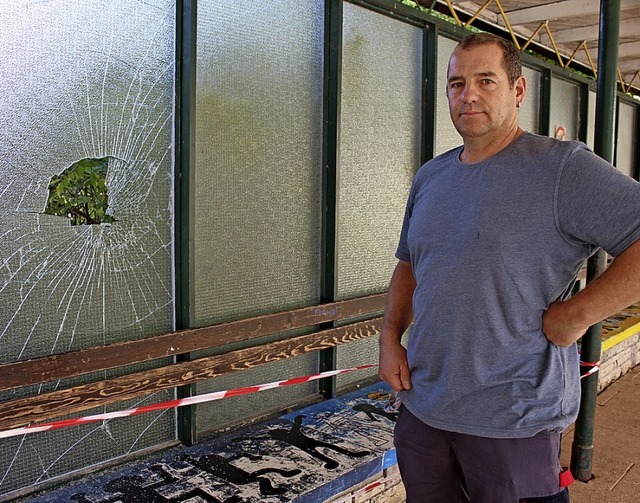 Hausmeister Mathias Gasser ist gefrust...eschinger Realschule zerstrt worden.   | Foto: Simon, Guy