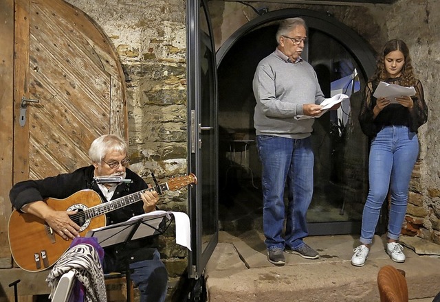 Hans-Peter Burget begleitet &#8222;Opa...8220; Vanessa Metzger an der Gitarre.   | Foto: Georg Vo