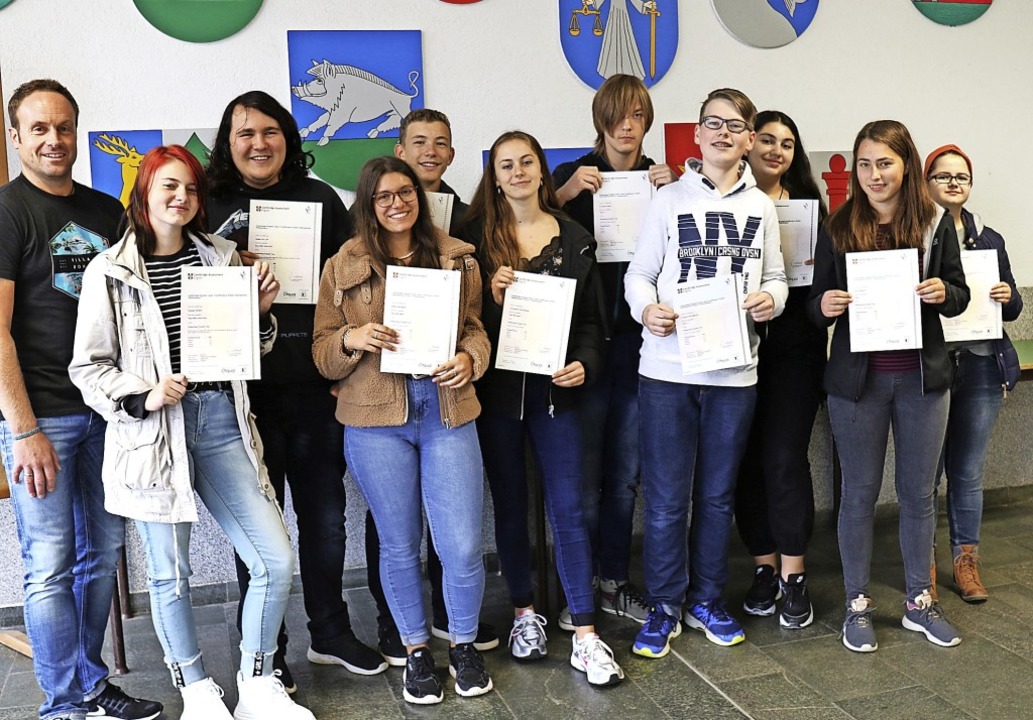 Grund zur Freude haben Lehrer Marcel O...an Koyun, Pia Grades und Sina Hettich.  | Foto: Gudrun Deinzer
