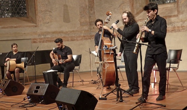 Das iranisch-israelische Ensemble Sist...e in einen wahren Begeisterungstaumel.  | Foto: Bianca  Flier