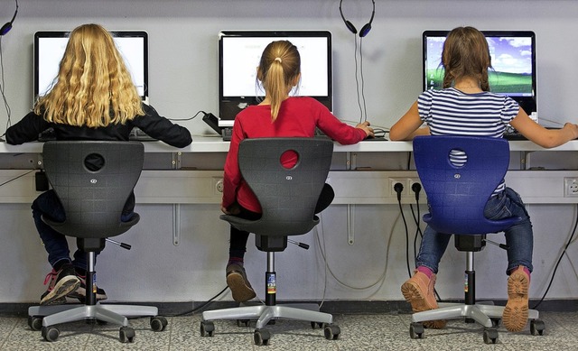 Mehr Computer, dazu die ntige Verkabe...rdermittel des Landes sind angekommen.  | Foto: Friso Gentsch (dpa)