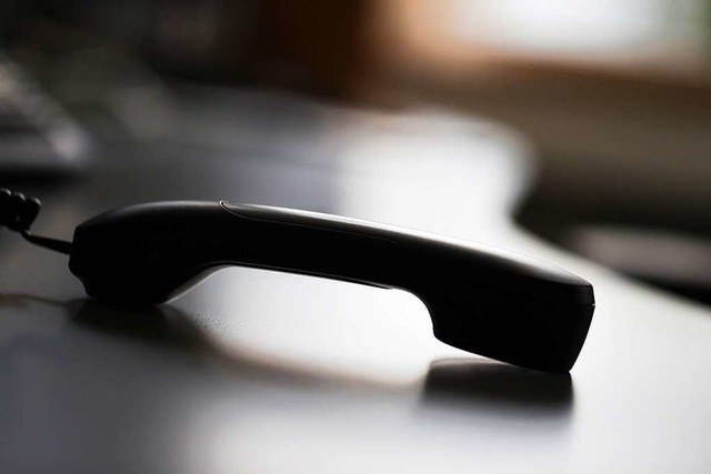 Die Polizei warnt vor Trickbetrug am Telefon.  | Foto: Rolf Vennenbernd