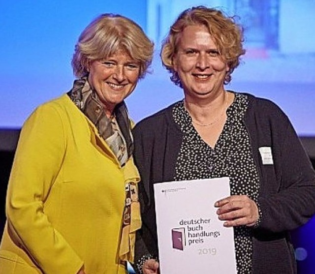 Katrin Schmidt (rechts) erhlt von Sta...tters den Deutschen Buchhandelspreis.  | Foto: Privat