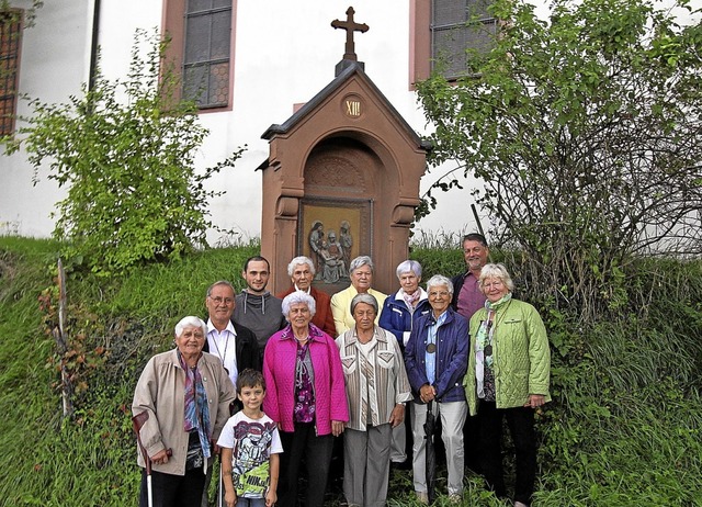 Die Mitglieder der St. Pantaleon-Brude...euerung der Holzkreuze und des Altars.  | Foto: Herbert Trogus