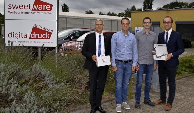 Sweetware-Geschftsfhrer Sandor Kiss ...meister Benjamin Bohn durch die Firma.  | Foto: Thomas Rhenisch