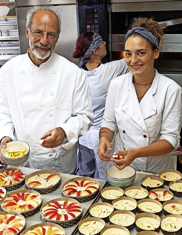 Gerhard Wiest und Konditorin Joana Ste...2;s`Wieschte Apfelbutzekuchen.&#8220;   | Foto: Wolfgang Scheu