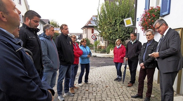 Brgermeister Matthias Guderjan (recht...-Baumanahmen in der Herrenbergstrae.  | Foto: Reiner Merz