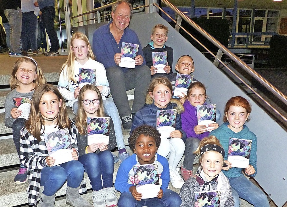 Elf Schler prsentieren stolz ihr Buch.   | Foto: Claudia Bachmann-Goronzy