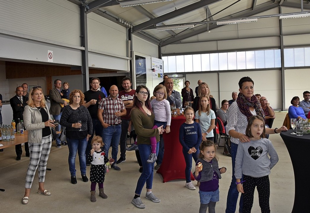 Viele Gste waren zu der offiziellen E... die die neue Halle dem Verein bietet.  | Foto: Heinz und Monika Vollmar
