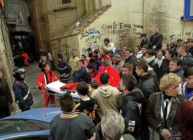 Krieg der Mafia-Clans in Neapel &#8211; eine reale Szene von 2005  | Foto: epa ansa Cesare Abbate (dpa)