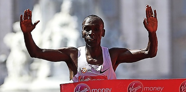 Eliud Kipchoge im vergangenen Jahr beim Gewinn des London-Marathons  | Foto: DANIEL LEAL-OLIVAS